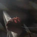 Benefici della fede: pregare aiuta a vivere meglio?